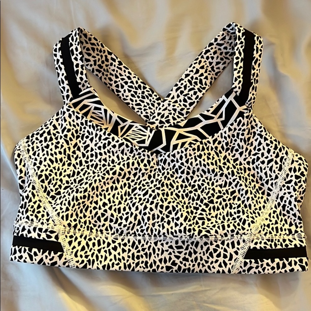 Lululemon sports bra with pockets